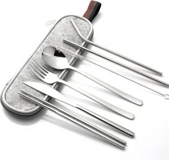 House Of Husk Reisbestek - Reis Bestekset - Chopsticks - Metalen Rietjes Met Borstel - Lepel - Vaatwasserbestendig - RVS - 7 Delig - Zilver