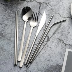 House Of Husk Reisbestek - Reis Bestekset - Chopsticks - Metalen Rietjes Met Borstel - Lepel - Vaatwasserbestendig - RVS - 7 Delig - Zilver -Campingwinkel 1200x1200 1877