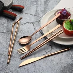 House Of Husk Reisbestek - Reis Bestekset - Chopsticks - Metalen Rietjes Met Borstel - Lepel - Vaatwasserbestendig - RVS - 7 Delig - Rose Goud -Campingwinkel 1200x1200 1952
