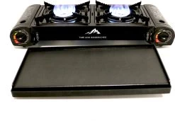 T&S - Draagbaar Dubbel Gasvuur Met Grillplaat En Transportkist - Camping Kooktoestel - Kookstel - Bakplaat - Gasfornuis - 2 Pits - Elektrische Ontsteking - Kookvuur - Kampeer Vuur -Campingwinkel 1200x830 2