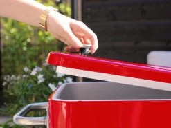 AXI Retro Cooler Rood - Koeler Met Wielen - 76L Inhoud - Koelbox Met Aftapkraan -Campingwinkel 1200x900 37