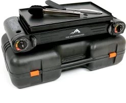 T&S - Draagbaar Dubbel Gasvuur Met Grillplaat En Transportkist - Camping Kooktoestel - Kookstel - Bakplaat - Gasfornuis - 2 Pits - Elektrische Ontsteking - Kookvuur - Kampeer Vuur